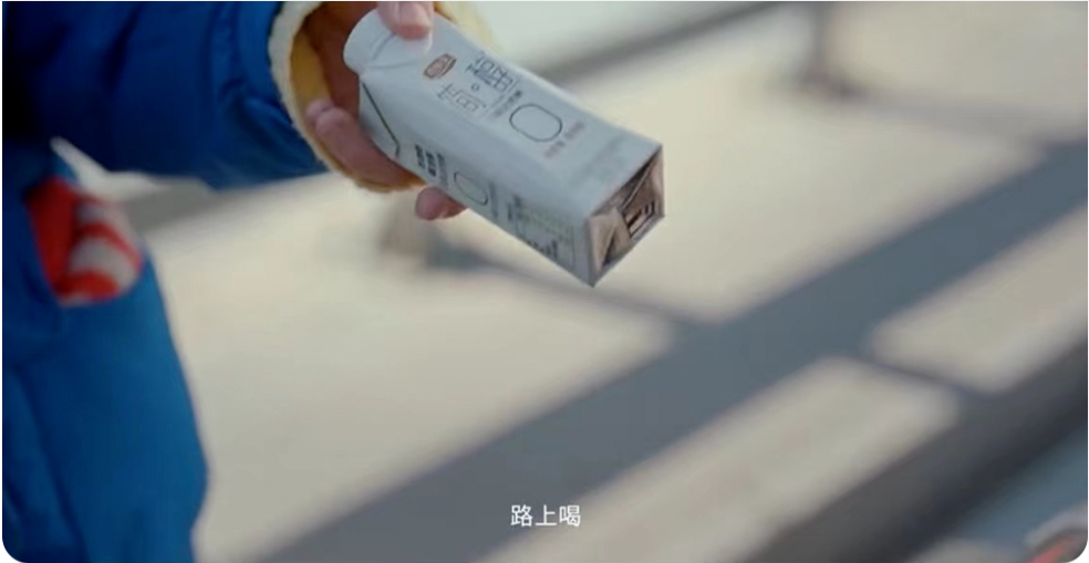 與事務(wù)所總監(jiān)的牛奶碰杯、偶遇女生時順手遞出的一瓶簡醇酸奶、為拋錨司機(jī)一家提供幫助后得到的一箱酸奶，《納福進(jìn)寶》巧妙地將品牌元素放進(jìn)片中的每一段小情節(jié)，最大程度削弱了騰訊廣告植入的生硬感。與此同時，此舉又未削弱品牌IP本身的存在感，讓觀眾能夠很及時地領(lǐng)會內(nèi)涵。